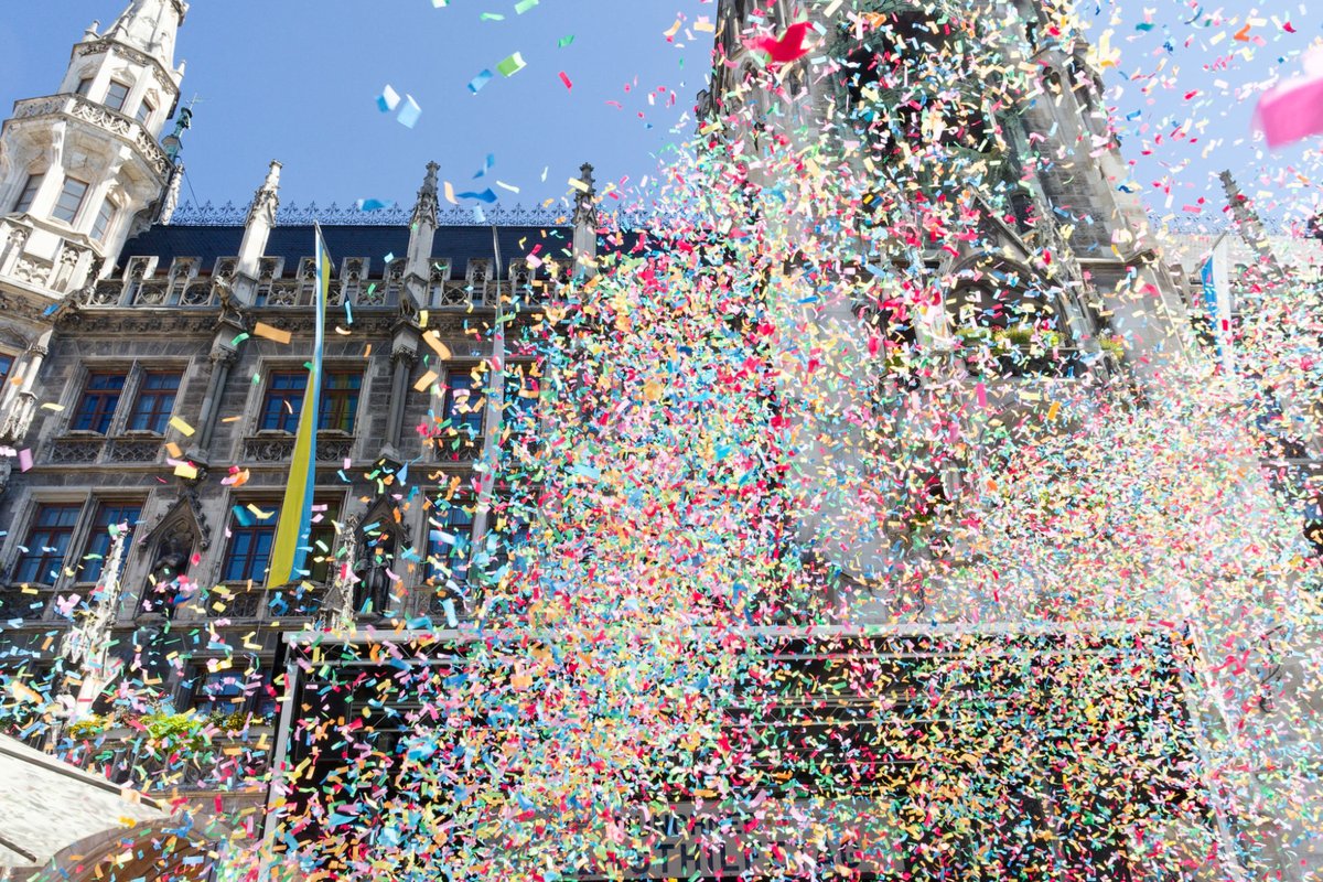 Konfetti-Feier vor dem Münchner Rathaus am Marienplatz