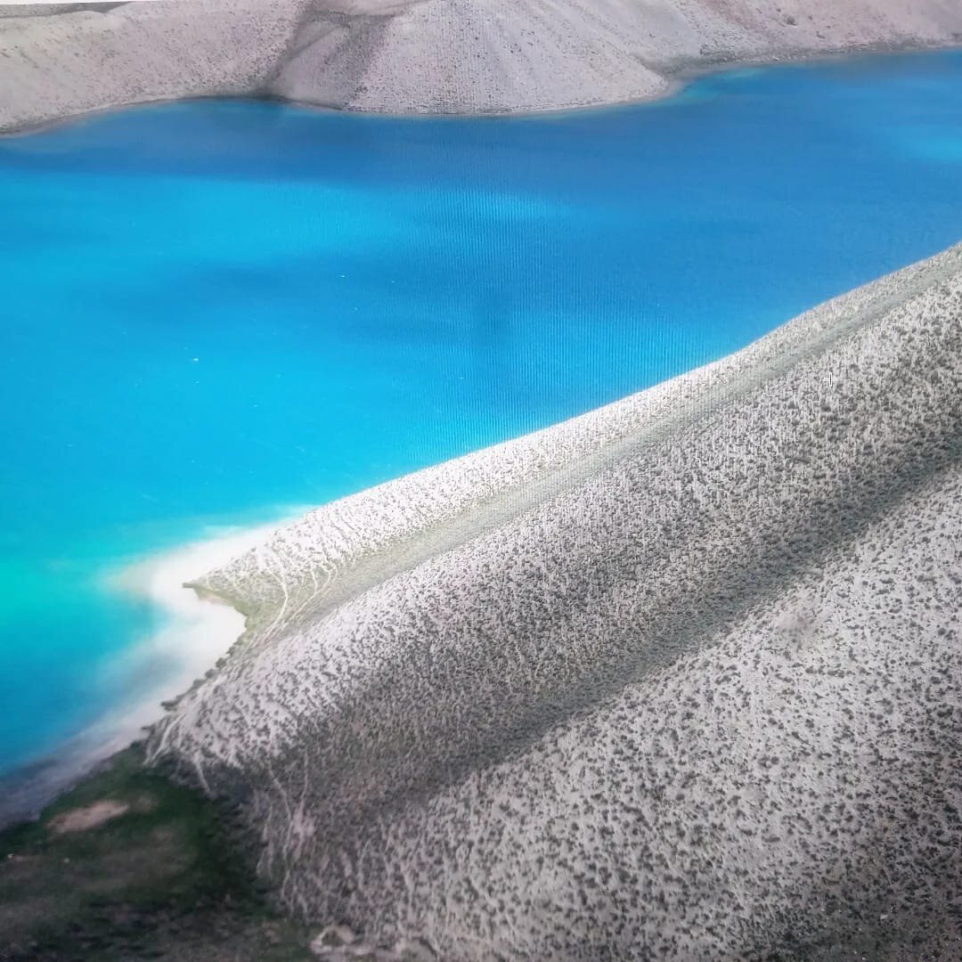 Türkisblaues Wasser des Band-e-Amir-Sees mit heller Mineralküste