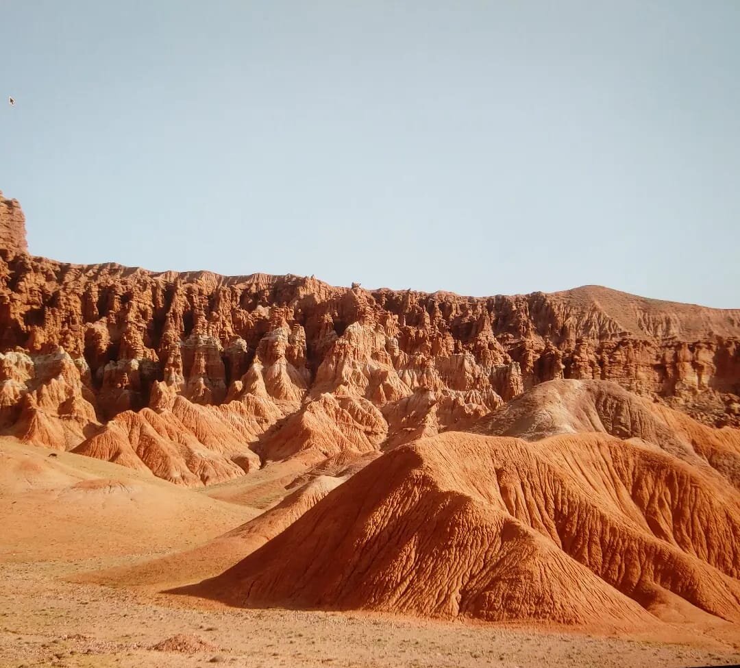 Rötliche, von Erosion geformte Felslandschaft in der Provinz Bamiyan